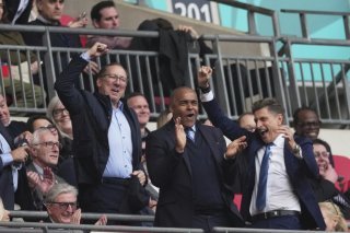 Le propriétaire de Lyon John Textor, à gauche, va supporter son club en Ligue 2 KEYSTONE/AP/DAVE SHOPLAND